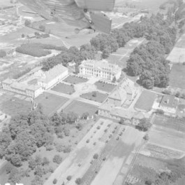 Pałac biskupów kujawskich z XVIII wieku, widok ogólny od strony południowo - zachodniej, skan 1