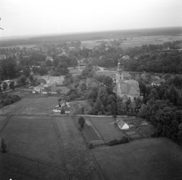 Kościół ewangelicki. Widok ogólny kościoła od strony absydy, skan 1