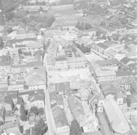 Widok ogólny układu i zabudowy centrum od strony południowej, skan 1