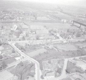 zabudowa centrum. Widok ogólny terenów przedzamcza z zamkiem krzyżackim od strony południowej, skan 1