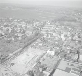 fragment zabudowy miasta przy kościele parafialnym., skan 1