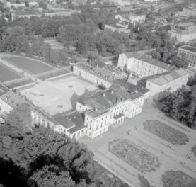 Widok ogólny pałacu Branickich od strony południowej, skan 1