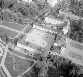 Widok ogólny pałacu Branickich od strony zachodniej, skan 1