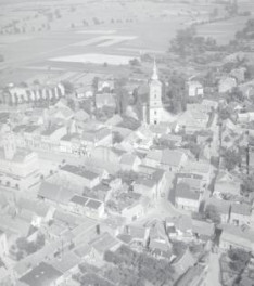 zabudowa centrum. Widok ogólny południowej - wschodniej Zabudowy centrum  z rynkiem i kościołem od strony północnej - zachodniej, skan 1