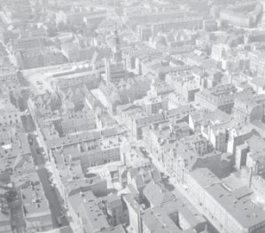 zespół urbanistyczny. Widok ogólny Starego Rynku i zabudowy przyrynkowej między ul. Wielką i Paderewskiego od strony wschodniej, skan 1