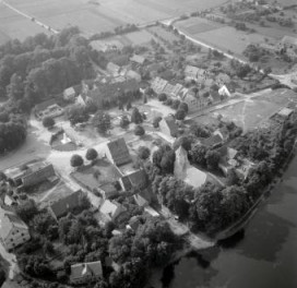 zespól urbanistyczny. Widok ogólny rynku z kościołem parafialnym od strony południowej - wschodniej, skan 1