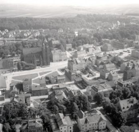 zabudowa centrum miasta . Widok północnej - wschodniej  Zabudowy centrum miasta z kościołem parafialnym od strony północnej , skan 1