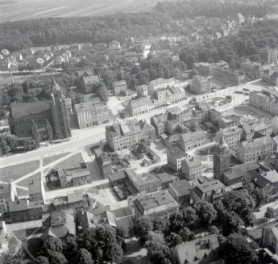 zabudowa centrum miasta. Widok północnej - wschodniej zabudowy przyrynkowej z kościołem parafialnym od strony północnej, skan 1