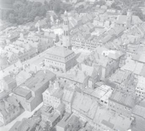 zespół urbanistyczny. Widok ogólny rynku z ratuszem oraz bloków przyrynkowych - -d strony południowej - wschodniej, skan 1