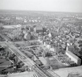 Stare Miasto. Południowo - zachodnia część Starego Miasta od strony Wisły, skan 1