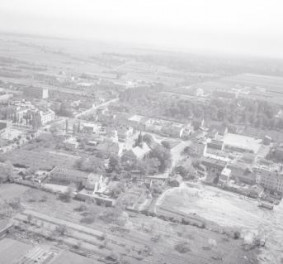 zabudowa miasta. Widok ogólny zabudowy centrum od strony północnej - zachodniej, skan 1