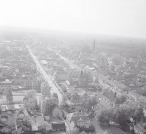 zabudowa miasta. Widok ogólny zabudowy centrum z rynkiem i kościołem parafialnym, skan 1