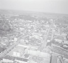 zabudowa centrum miasta. Widok ogólny zabudowy centrum od strony południowej, skan 1