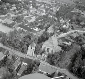 zabudowa miasta. Fragment zabudowy z kościołem parafialnym    od strony południowej - zachodniej, skan 1