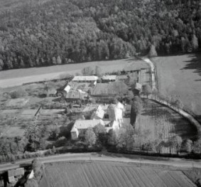klasztor Bernardynek. Widok ogólny zespołu klasztornego od strony zachodniej, skan 1