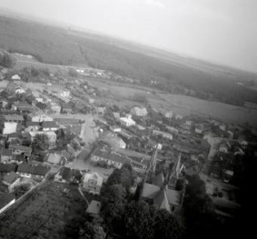 zespól urbanistyczny. Fragment zabudowy miasta z kościołem parafialnym od strony zachodniej, skan 1