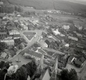 układ urbanistyczny. Widok ogólny zabudowy centrum od strony południowej, skan 1
