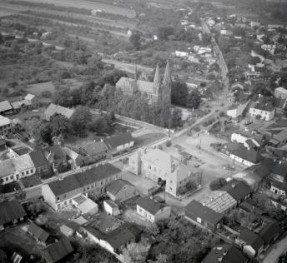 zespół urbanistyczny. Fragment zabudowy miasta przy kościele parafialnym. Widok ogólny od strony południowej, skan 1