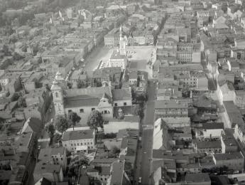 zespół urbanistyczny. Widok ogólny rynku i zabudowy centrum miasta z kościołem parafialnym od strony północnej, skan 1