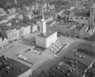 zespół urbanistyczny. Rynek z ratuszem od strony południowej - wschodniej, skan 1