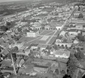 zespół urbanistyczny. Widok ogólny Nowego Rynku z ratuszem od strony południowej - zachodniej, skan 1