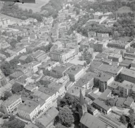 zespół urbanistyczny. Widok ogólny rynku i zabudowy centrum miasta od strony południowej - zachodniej, skan 1