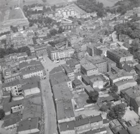 zespół urbanistyczny. Widok ogólny rynku i zabudowy przyrynkowej od strony południowej - wschodniej, skan 1