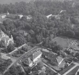 zespół pałacowo - parkowy Wilanowa. Fragment zespołu pałacowo - parkowego Wielanowa. Od strony północnej -zachodniej, skan 1