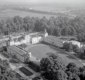 pałac Jana III Sobieskiego /II poł. XVII i I poł. XVIII wieku/ Widok ogólny pałacu w otoczeniu parkowym od strony północnej - zachodniej, skan 1