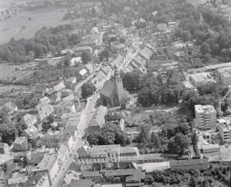 zabudowa centrum miasta z kościołem parafialnym /pocz. XVI wieku/ Widok ogólny zabudowy centrum miasta z kościołem parafialnym od strony północnej - zachodniej, skan 1