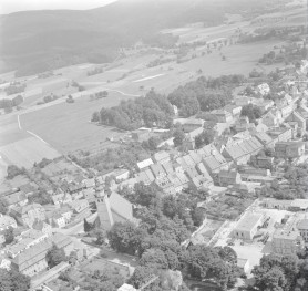 zabudowa centrum miasta z kościołem parafialnym /pocz. XVI wieku/  Fragment zabudowy centrum miasta w otoczeniu przestrzennym od strony południowej - zachodniej, skan 1