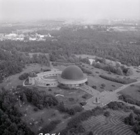 planetarium. Widok ogólny planetarium w otoczeniu przestrzennym od strony zachodniej, skan 1
