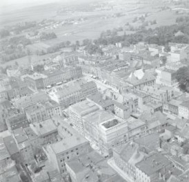 zabudowa centrum miasta. Fragment rynku i zabudowy pierzei przyrynkowej od strony południowej - wschodniej, skan 1