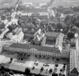 opactwo Benedyktynówieku Widok ogólny zespołu od strony wschodniej, skan 1