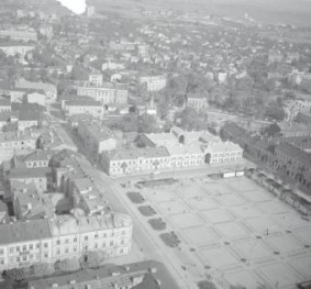 zespół urbanistyczny.  zabudowa miasta przy placu Obrońców Stalingradu od strony zachodniej, skan 1