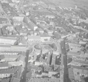 zespól urbanistyczny. Rynek. Widok ogólny zabudowy  rynku od strony południowej , skan 1