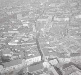 Widok ogólny zabudowy Starego Miasta  między ul. Franciszkańską a Rynkiem Głównym , skan 1