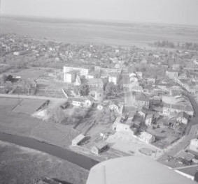 zabudowa miasta. Fragment zabudowy miasta przy kościele parafialnym. Od strony południowej, skan 1