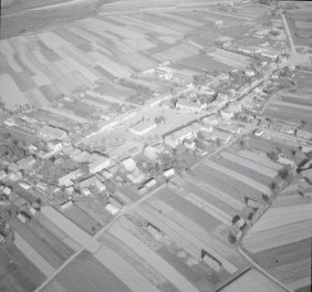 Widok ogólny zabudowy rynku od strony południowej, skan 1