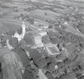 Klasztor i kościół Benedyktynówieku, widok ogólny od strony południowej, skan 1