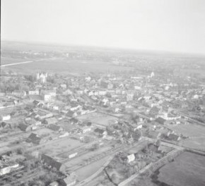Fragment zabudowy miasta przy kościele parafialnym, skan 1