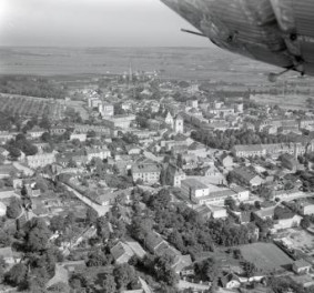 zespół urbanistyczny. Widok ogólny zabudowy centrum miasta  od strony południowej - zachodniej, skan 1