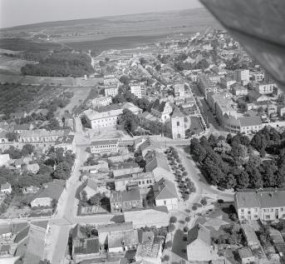 rynek. Fragment  zabudowy rynku  z klasztorem Paulinów, skan 1