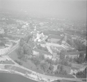 Widok ogólny zabudowy wzgórza wawelskiego od strony południowej i wschodniej, skan 1