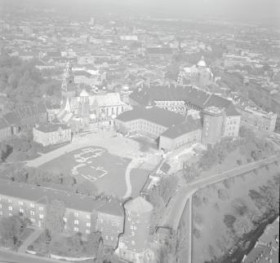 Widok ogólny zabudowy wzgórza wawelskiego od strony południowej, skan 1