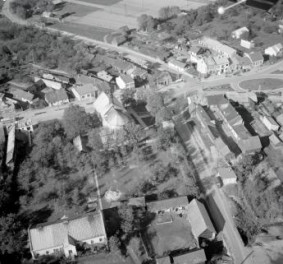 zespól zabudowy miasta. Fragment zabudowy centrum z rynkiem i kościołem parafialnym, skan 1