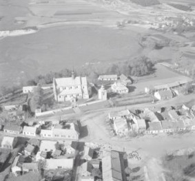 zespól urbanistyczny. Fragment zabudowy miasta z kościołem parafialnym,. Widok ogólny od strony wschodniej, skan 1