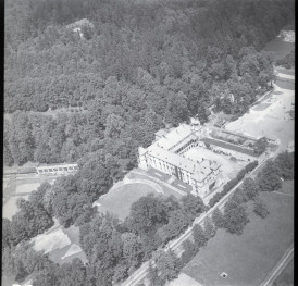 Zamek Komorowskich z XVII wieku, widok ogólny od strony południowej, skan 1