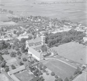 klasztor Bernardynów XVIII wieku widok ogólny zespołu klasztornego od strony wschodniej, skan 1
