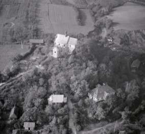 kościól parafialny XIII - XVII wieku - przebudowany. Widok ogólny kościoła od strony wschodniej, skan 1